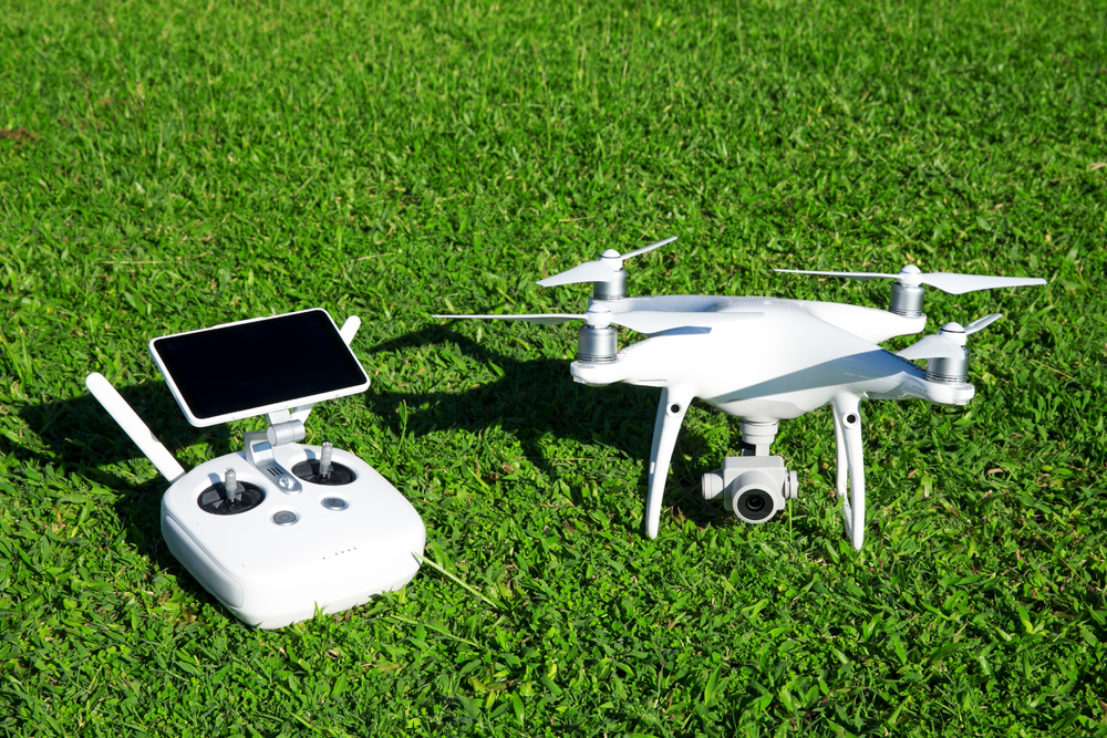 智能翱翔 高分辨率数码相机无人机与草地智能手机遥控的融合革命
